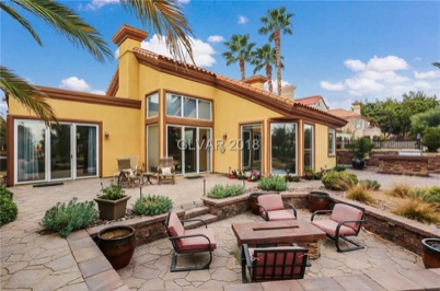 las Vegas home with fire pit